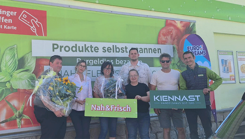 Vlnr: GF Markus Gerauer mit Lebensgefährtin Kira Müller, ehem. Betreiberin Theresia Seidl,    Marktleitung Maria Löffler, Projektleiter Sebastian Grauer, BgMst Christoph Hohl, Nah&Frisch    Kundenbetreuer Christian Herten